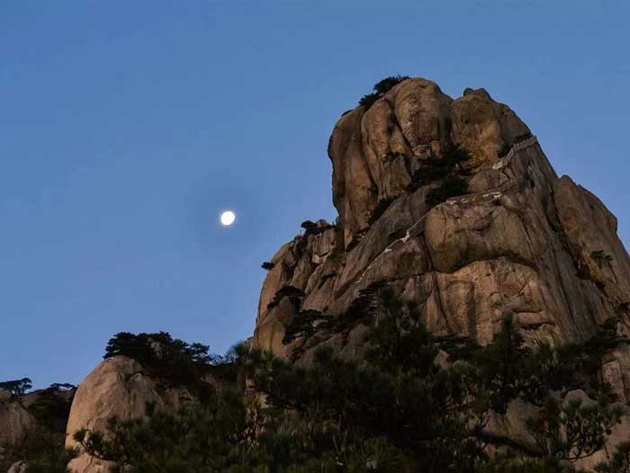 黄山二日游景点：黄山夜景